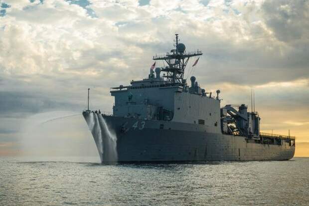 Фото: американский корабль "USS Fort McHenry"