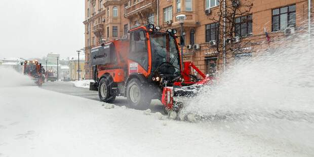 Снег на улицах города убирают более 60 тысяч человек и около 10 тысяч единиц техники