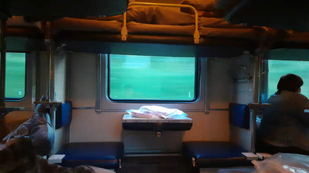 Соседи снизу со стыда отвели глаза, а бабушка залезла на верхнюю полку, дав мастер-класс