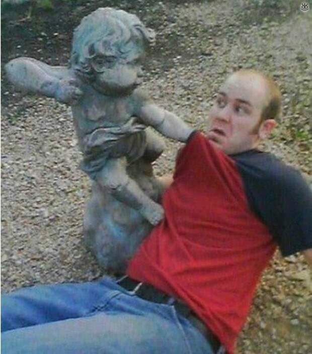 Забавные фотографии с памятниками 16