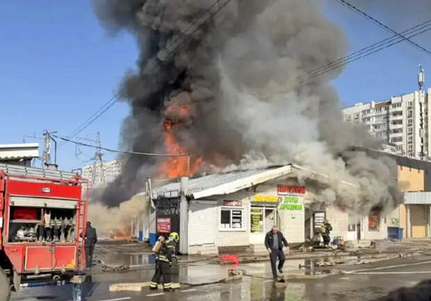 Очевидица рассказала о перекинувшемся на ТЦ пожаре на рынке в Подмосковье