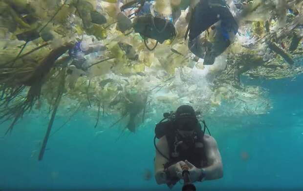 Дайвер запечатлел на видео, как плавают сквозь слои мусора на Бали ynews, Сказочное Бали, дайвинг, индонезия, катастрофа, море, свинство, экология