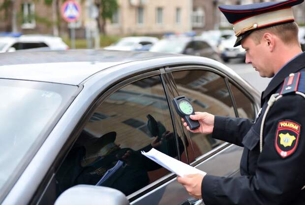 Путин подписал закон о штрафах за тонировку временно ввезенных машин в Россию