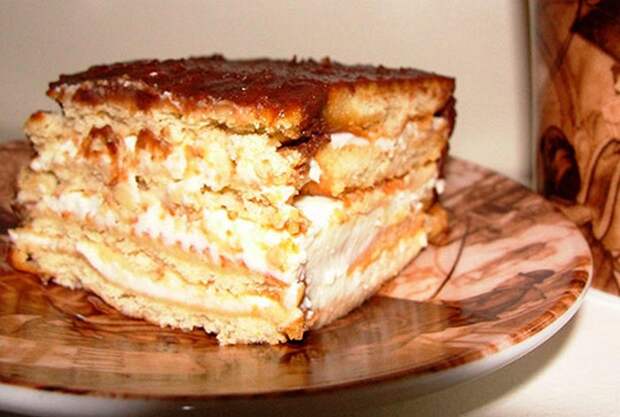 Творожный торт без выпечки с бананами.