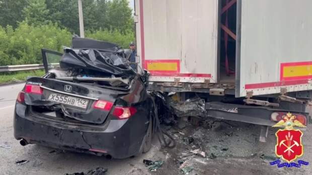 Погибло пять человек при столкновении с грузовиком на трассе в Кузбассе