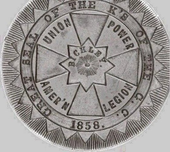 Рыцари золотого кольца В 1850-1860-х годах на Среднем Западе США действовала полувоенная организация Рыцари золотого кольца. Общество было создано сторонниками южных штатов, которые хотели создать штаты, в которых рабство было бы узаконено. Предполагаемой территорий действия должна была стать Мексика, Центральная Америка и острова Карибского моря. Наиболее известными членами организации были убийца Авраама Линкольна Джон Уилкс Бут и преступник Джесси Джеймс. После ареста руководителей и конфискации оружия правительством в 1864 году организация прекратила свое существование.