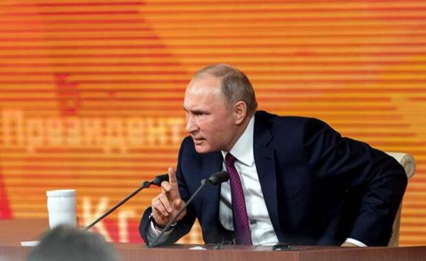 На фото: президент РФ Владимир Путин во время большой пресс-конференции, 14 декабря 2017 года