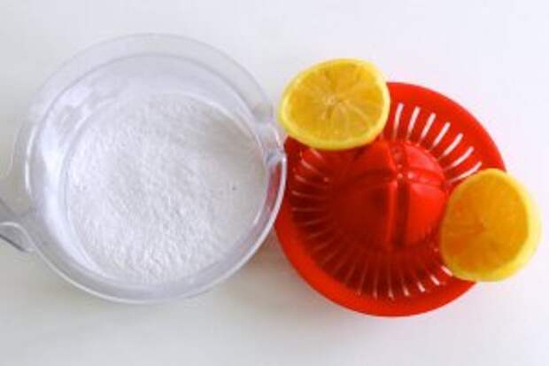 Теперь приготовим глазурь: в сахарную пудру выжмем 1 ч. л. лимонного сока.