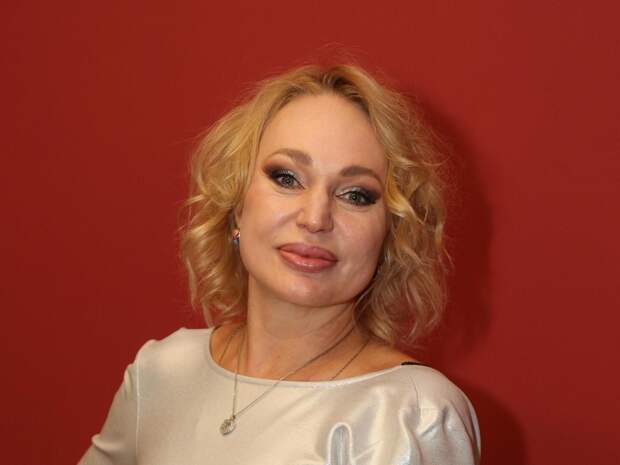 50-летняя Алла Довлатова впервые стала бабушкой — фото с младенцем