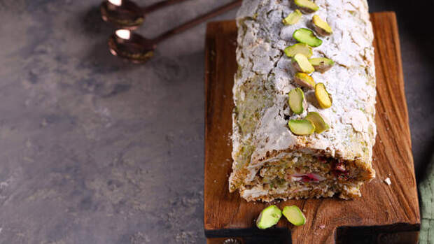 Как приготовить рулет с шоколадом и фисташками