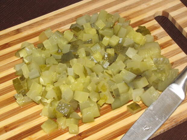 Нарезать огурцы. пошаговое фото этапа приготовления картофельного салата