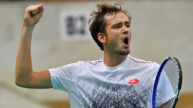 Медведев вышел в четвертьфинал турнира АТР в Санкт-Петербурге