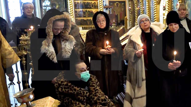 Не одна: адвокат Кириенко поддержала Марию Баталову на прощании с матерью