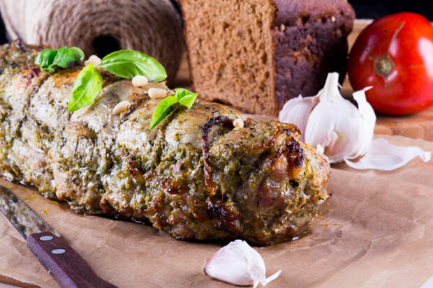 Свинина, фаршированная соусом песто