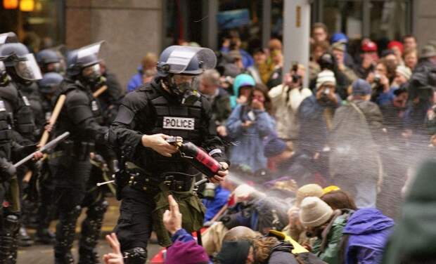 Полиция США разгоняет протестующий противников ВТО 