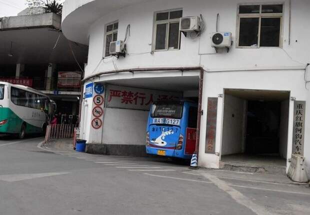 Сквозь китайский отель спокойно курсируют автобусы