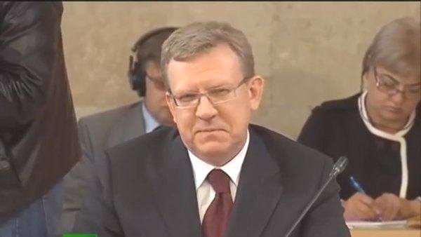 На изображении может находиться: 2 человека, люди сидят и костюм