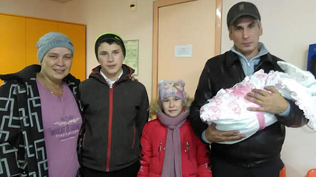 У меня тоже пятеро ребятишек, высылаю 1000 рублей": Многодетные семьи  пришли на помощь вместо чиновников