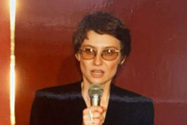 Телеведущая Эвелина Хромченко опубликовала архивные фото, снятые в молодости