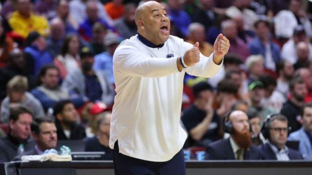 Micah Shrewsberry coaching at the NCAA Tournament