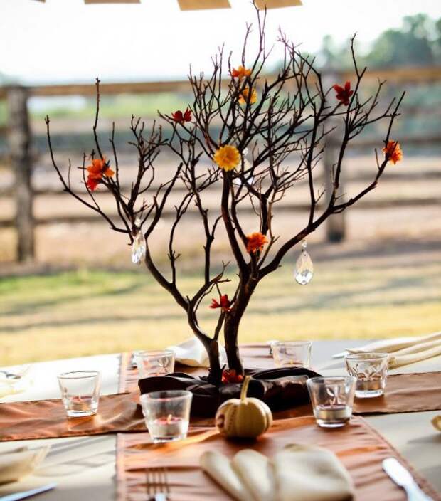 Букеты из веток и маленькие деревья: декор стола