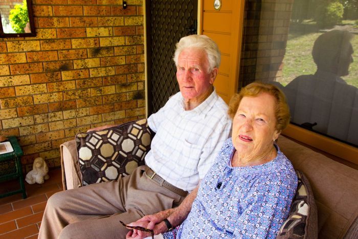 90-летняя бабушка встретила своего суженого на автобусной остановке