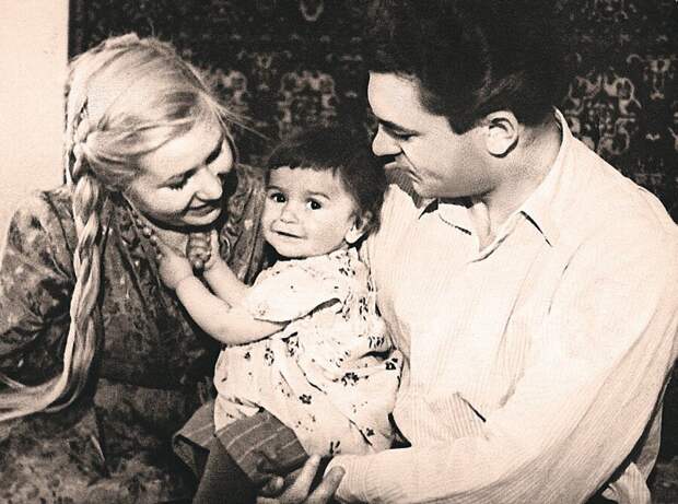 Сергей Бондарчук и Инна Макарова с дочерью Наташей.