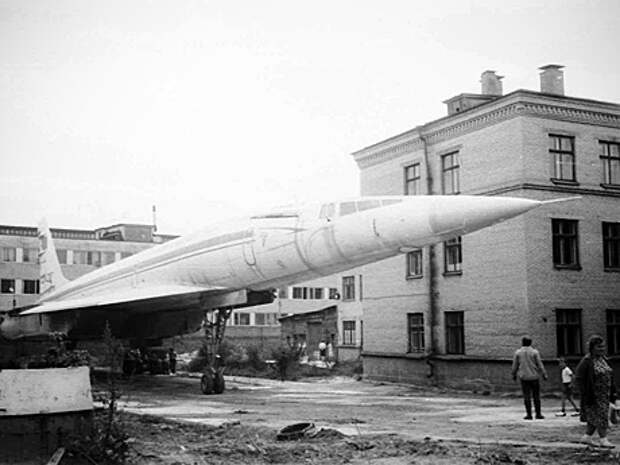 Ту-144 в процессе установки возле 6-го здания КАИ. 1985 год