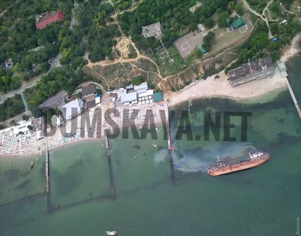 Украина засерает побережье Одессы топливом с затонувшего танкера