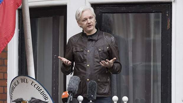 Сооснователь WikiLeaks Джулиан Ассанж на балконе здания посольства Эквадора в Лондоне. 19 мая 2017
