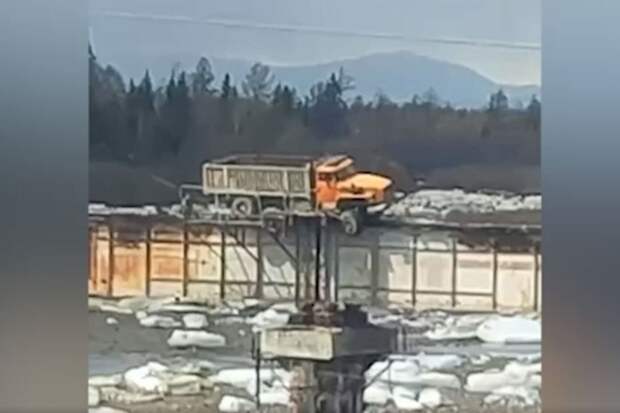 Появилось видео с грузовиком, повисшим на Витимском мосту в Бурятии