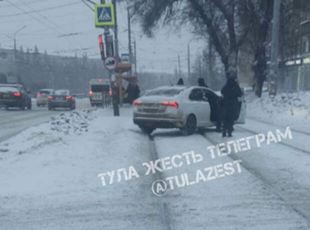 ДТП произошло на проспекте Ленина в Туле: встали трамваи