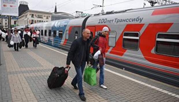 Пассажиры у поезда Россия рейса Москва – Владивосток на перроне Ярославского вокзала в Москве