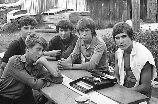 7. Молодежь Углекаменска слушает музыку во дворе, 1973 год досуг в ссср, интересно, мужчины ссср, развлечения советских людей, фото