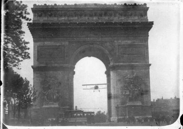 Шарль Годфрой пролетает через Триумфальную арку в Париже на своем самолете «Nieuport 11» 7 августа 1919 года.