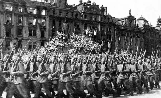 На фото: парад советских войск в Праге, май 1945 год