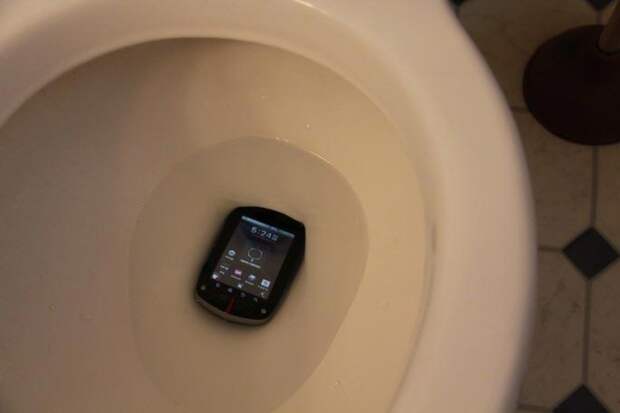 почему нельзя брать телефон в туалет, почему не стоит брать телефон в туалет