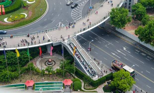 Авто - факт: самый необычный пешеходный мост в мире находится в Китае