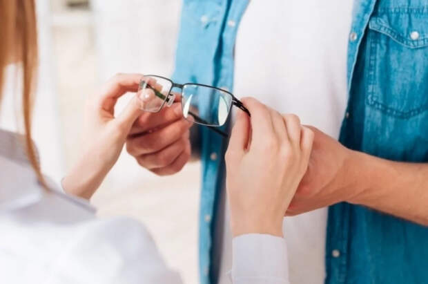 Офтальмолог Корнилова перечислила привычки, которые портят зрение детей