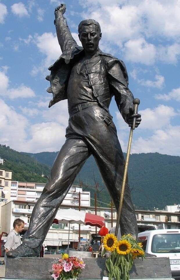 Статуя Фредди Меркьюри.