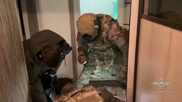 Спецназ выбил дверь у подбиравших женщин для бойцов СВО и попал на видео
