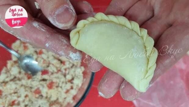 Рецепт пирожков очень доступный и благодаря начинке очень вкусная получается выпечка! Пирожки в духовке прямо сочные, мягкие воздушные!-9