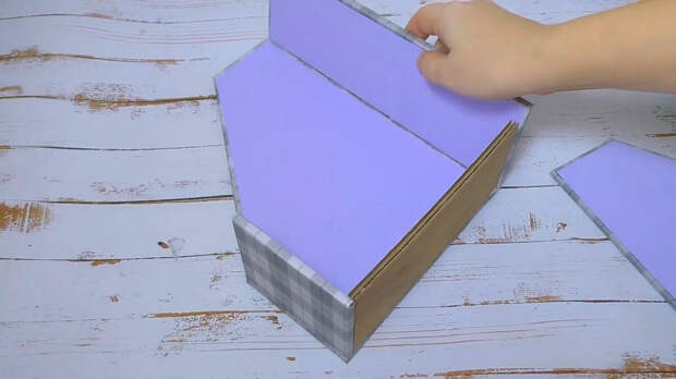 Применила упаковочную бумагу и старый гофрированный картон. чтобы сделать функциональные органайзеры для дома.