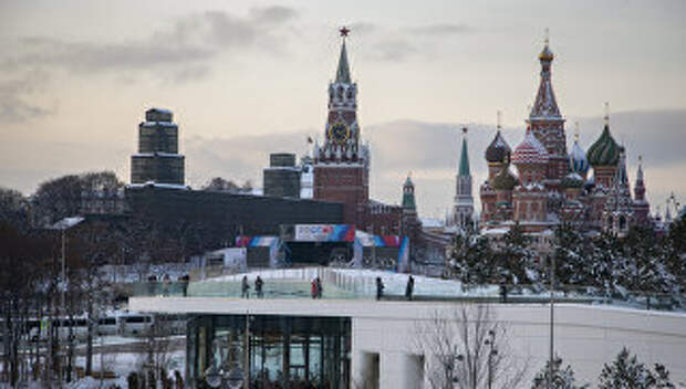 Вид на Московский Кремль из природно-ландшафтного парка Зарядье
