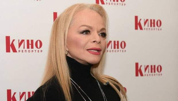 Молодящаяся Лариса Долина забыла отфотошопить руки