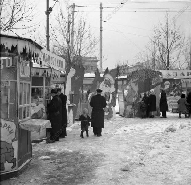 Архив нашего города показывает красивое: это новогодний базар в декабре 1961 года