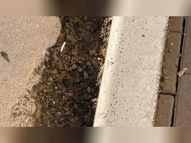 Асфальт велодорожки на Новобульварной начал крошиться