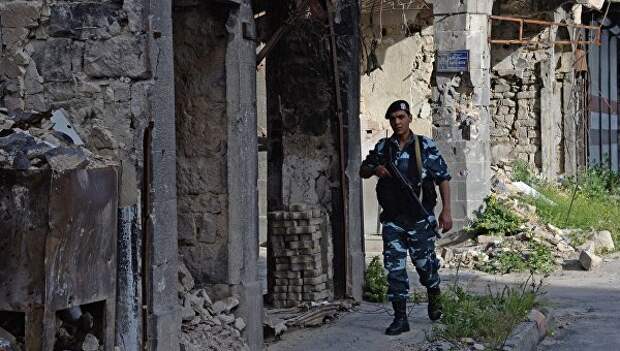 Полицейский дежурит на одной из улиц Хомса
