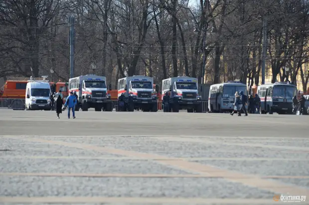 Уборочная техника заняла центральные улицы Петербурга. У Гостиного двора исполняет полиция