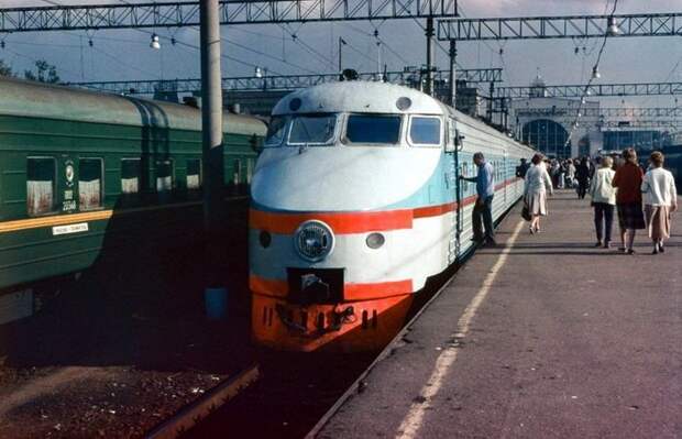ЭР200 — советский скоростной электропоезд постоянного тока на Ленинградском вокзале в Москве, 1988 год СССР, история, фотографии